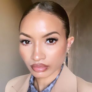 Meet your Posher, Yolanda